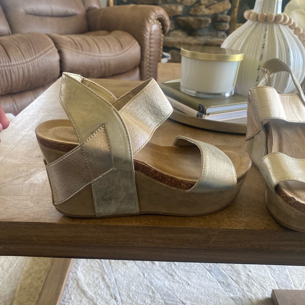 Gold wedges